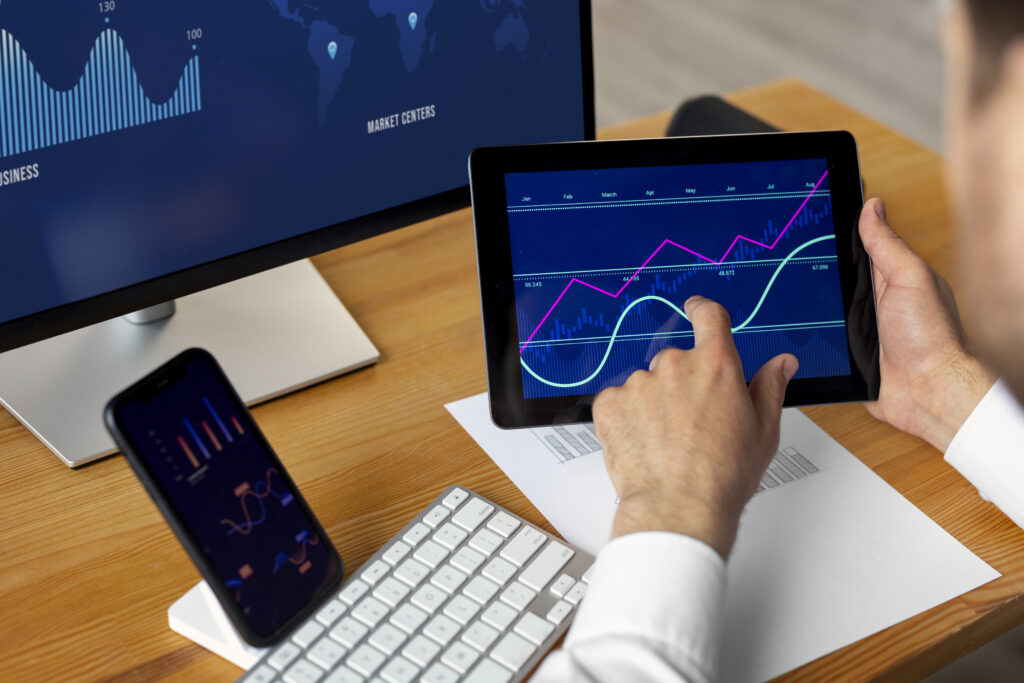 persona mirando graficos de finanzas